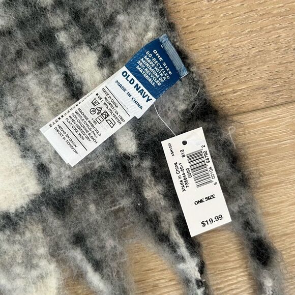 Old Navy Black And White Plaid Scarf - Picture 2 of 2